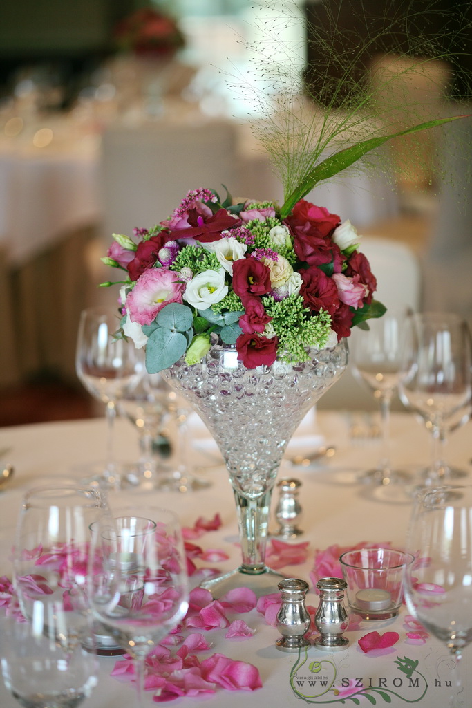 Koktélpohár esküvői asztaldísz, Four Seasons Hotel Gresham Palace Budapest (liziantusz, rózsa, orchidea, rózsaszín, bordó)