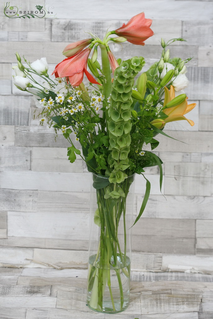 Mezei virágok vázában amarillisszel (narancs, korall, barack), esküvő
