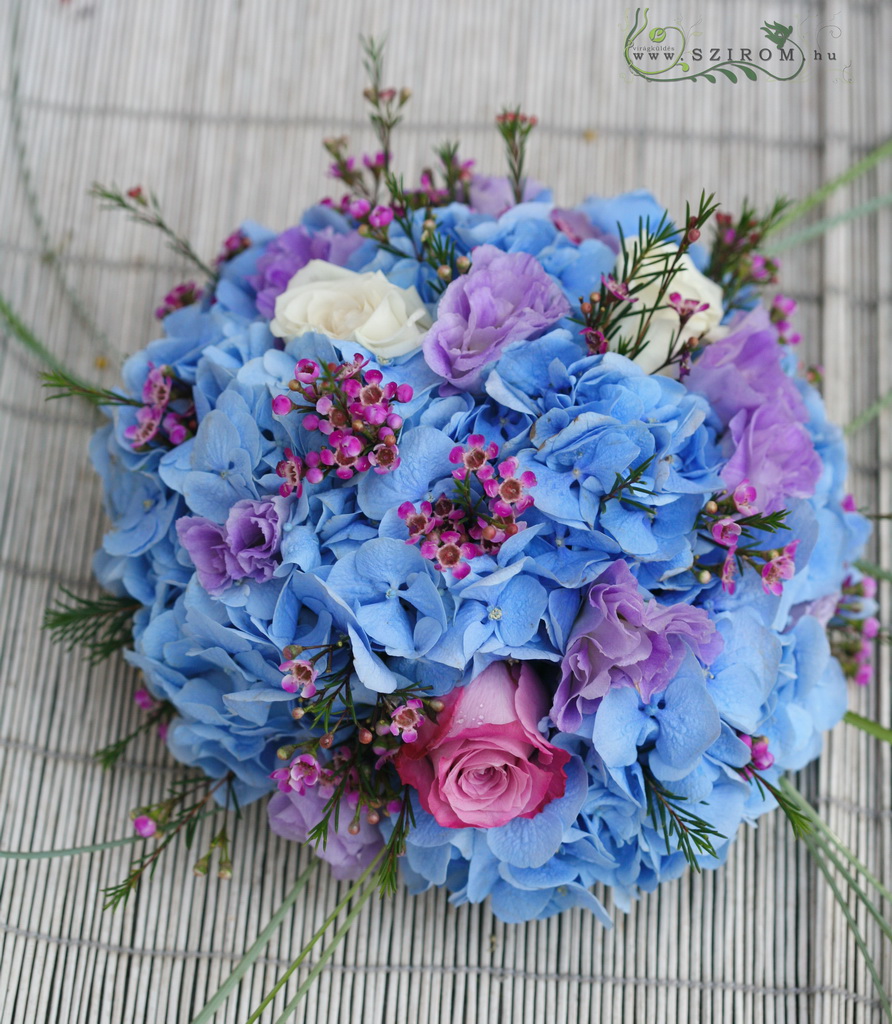 Asztaldísz  (kék hortenzia, rózsa, wax, liziantusz), esküvő