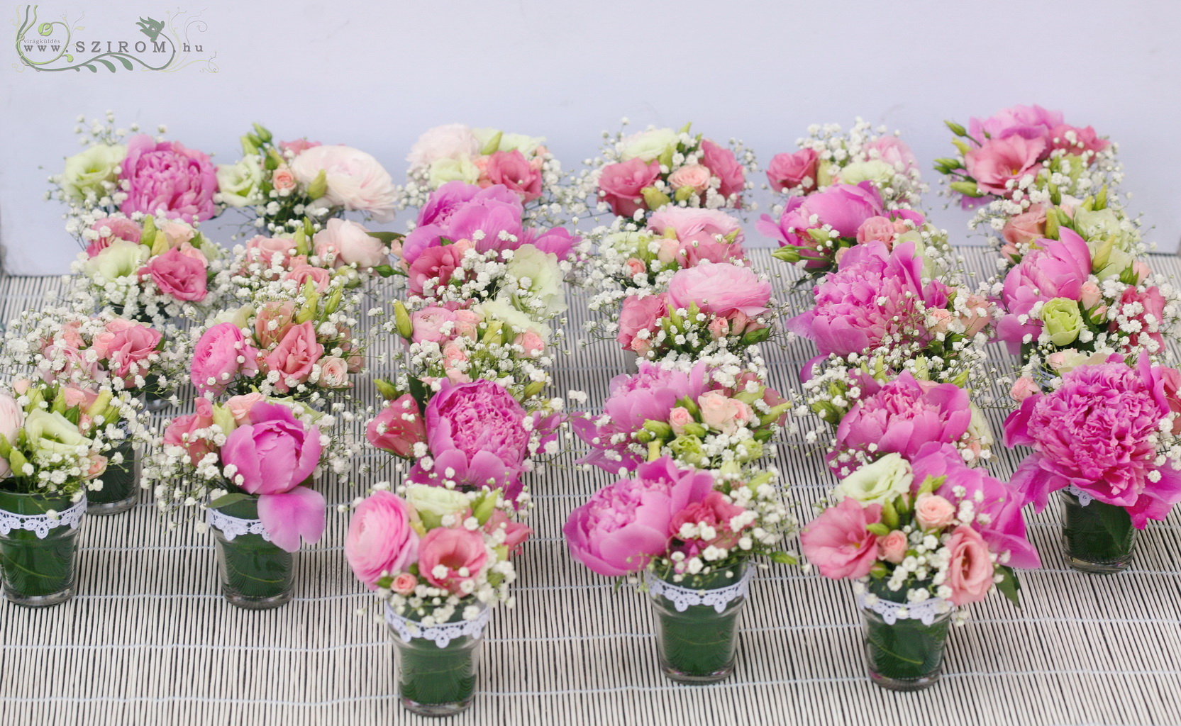 Poharas asztaldísz rózsaszín pünkösdi rózsával,  Hemingway Budapest, esküvő