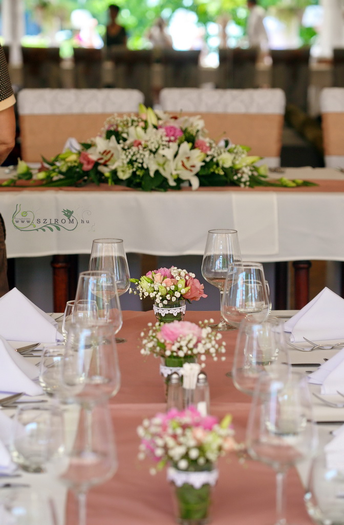 Poharas asztaldísz rózsaszín pünkösdi rózsával, Hemingway Budapest, esküvő