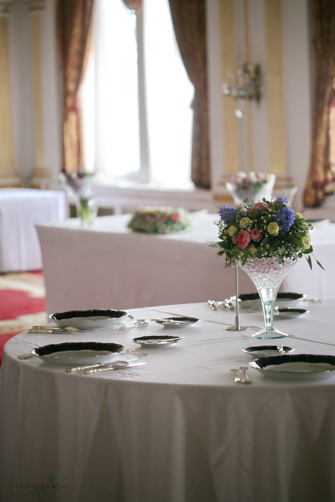 Közepes koktélpohár asztaldísz, Gundel Budapest (rózsaszín, fehér, lila, jácint, angol rózsa), esküvő