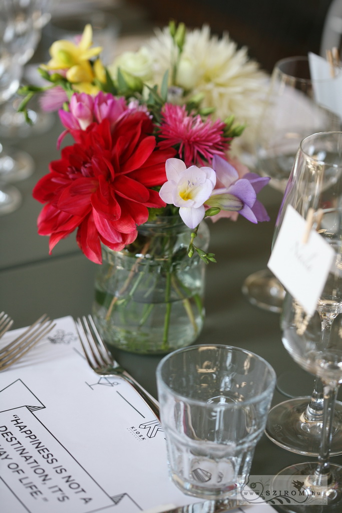 Asztaldísz befőttesüvegekben, Kiosk étterem Budapest (hortenzia, dália, mezei virágok, rózsaszín), esküvő