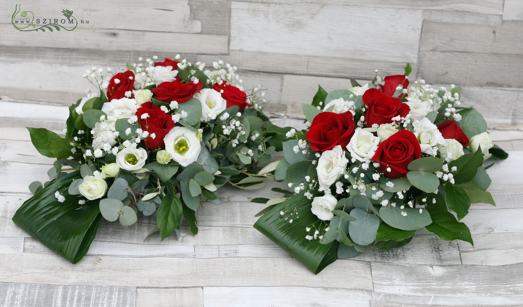 Asztaldísz hosszú asztalra 1 db (vörös rózsa, fehér liziantusz), esküvő