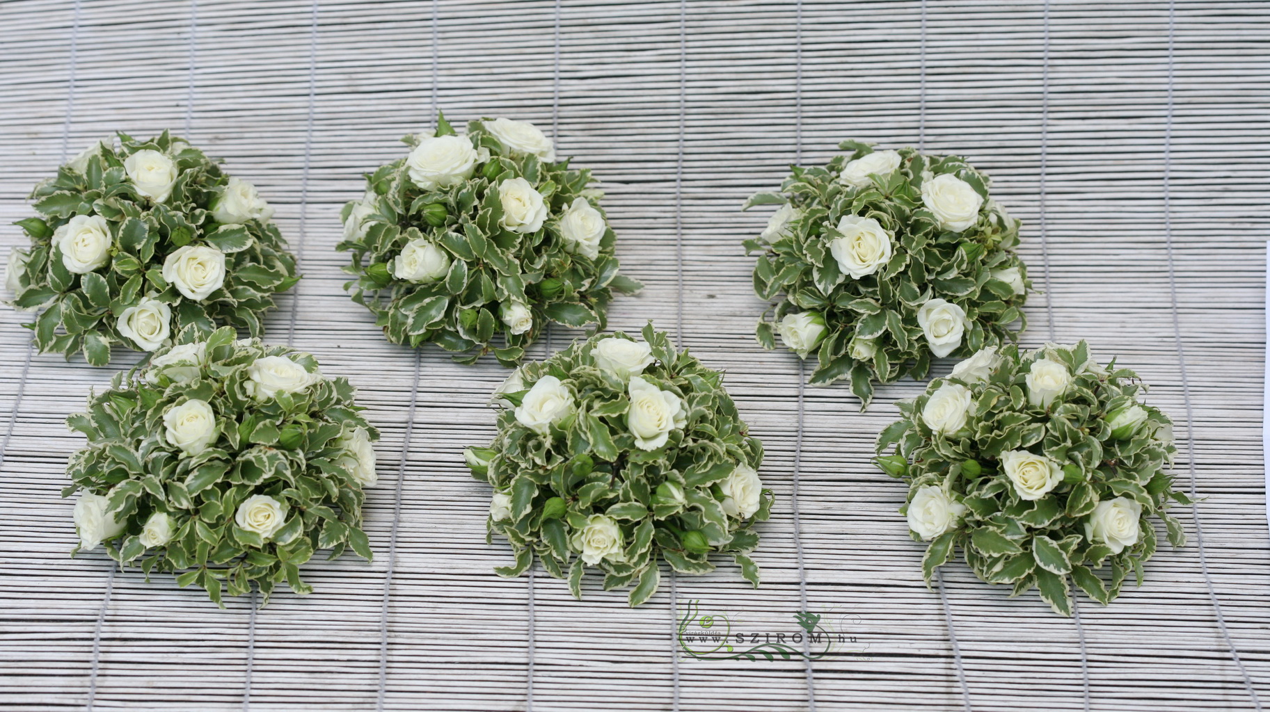 Mini asztaldíszek bokros rózsával (fehér), esküvő