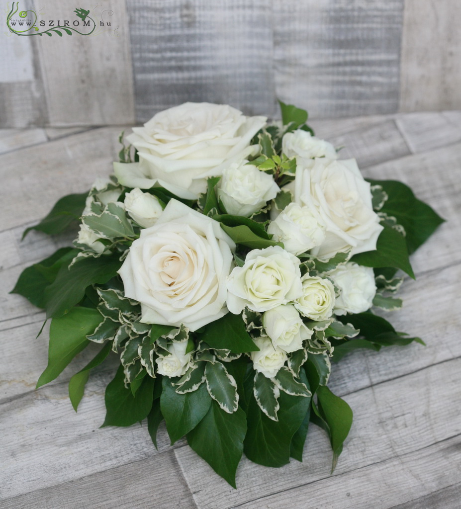 Fehér rózsás, mini rózsás asztaldísz, esküvő