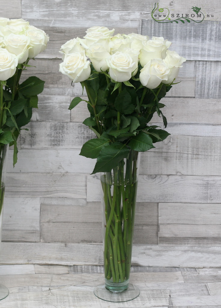 Fehér rózsák vázában asztaldísz, esküvő