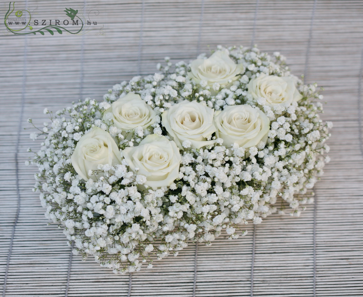 Fehér rózsák rezgővel asztaldísz hosszú asztalra, esküvő