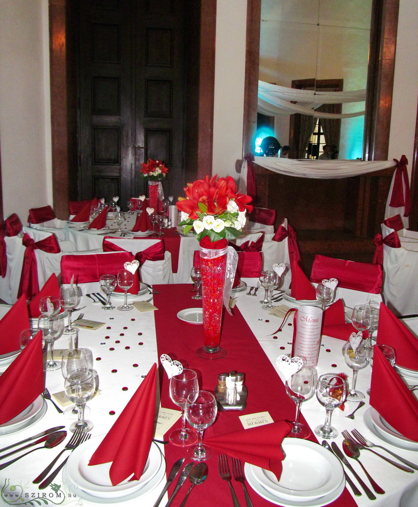 Vörös liliomos asztaldísz 1 db Savoyai kastély, esküvő 