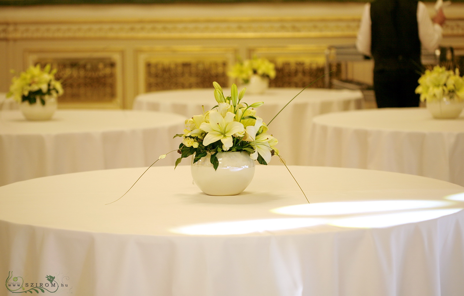 Liliomos asztaldísz, Corinthia Hotel Budapest (liziantusz, ázsiai liliom, krém), esküvő
