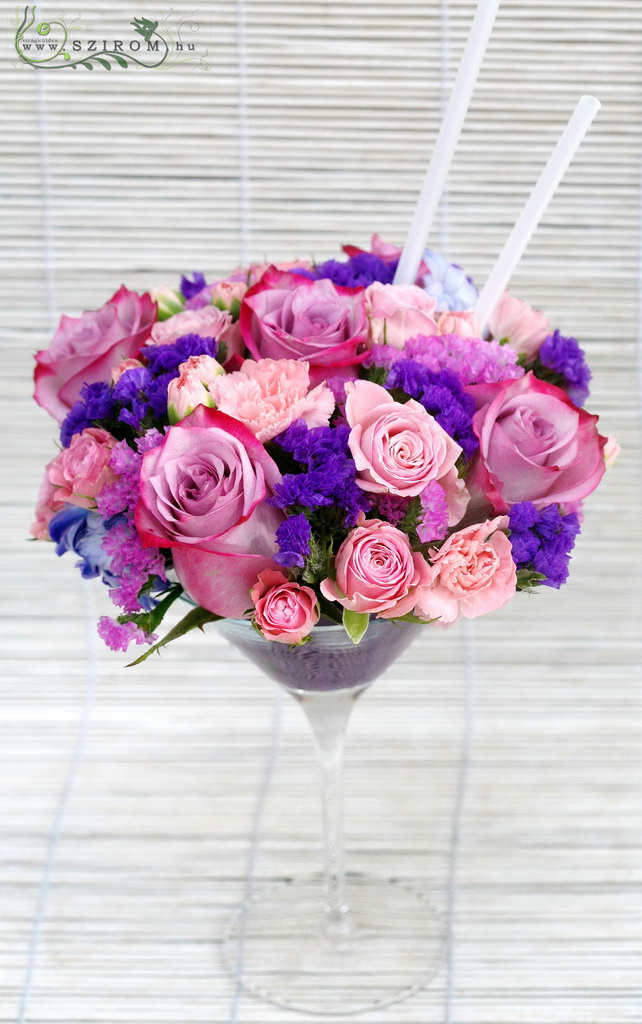 Asztaldísz kis koktélpohár (lila, rózsaszín, rózsa, szegfű, sóvirág), esküvő