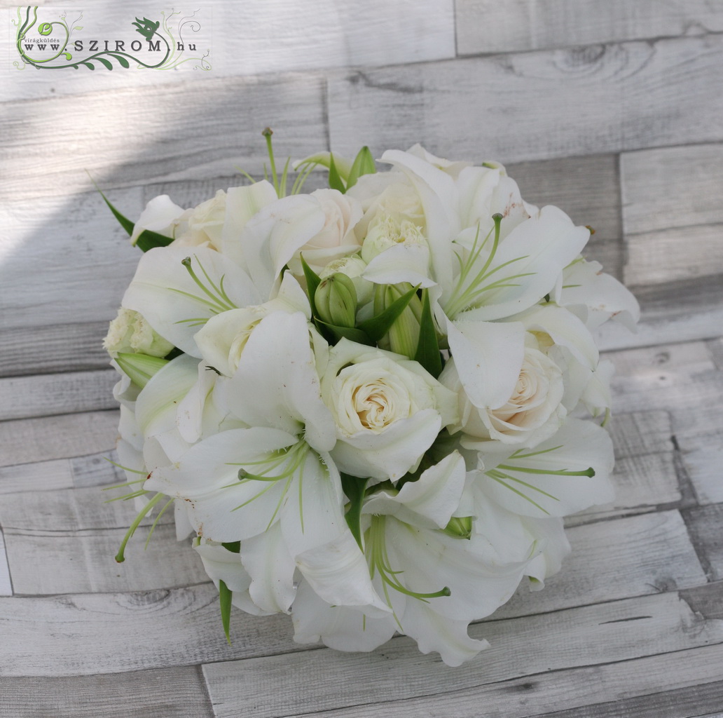 Asztaldísz (fehér liliom és rózsa), esküvő