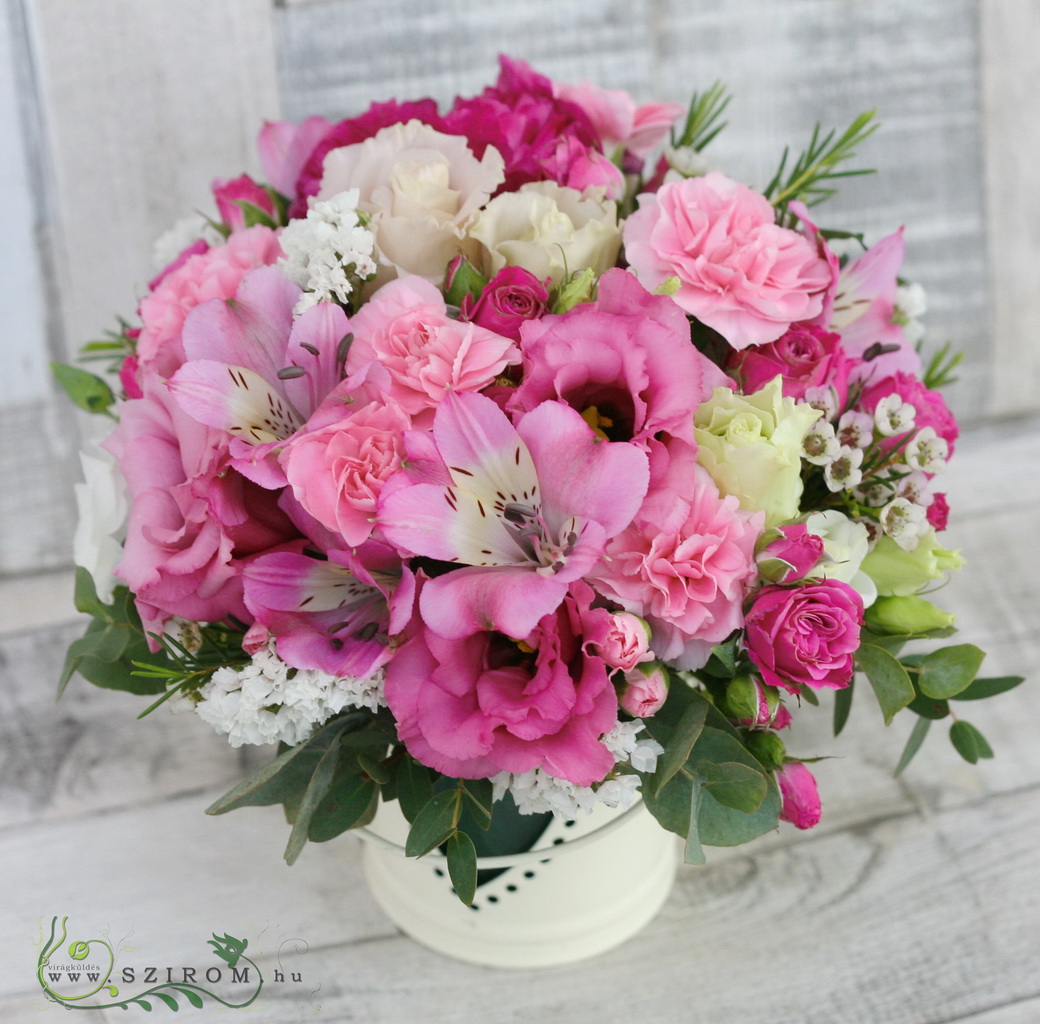 Asztaldísz kis fém vázában (rózsaszín, alstroméria, szegfű, liziantusz, bokros rózsa), esküvő