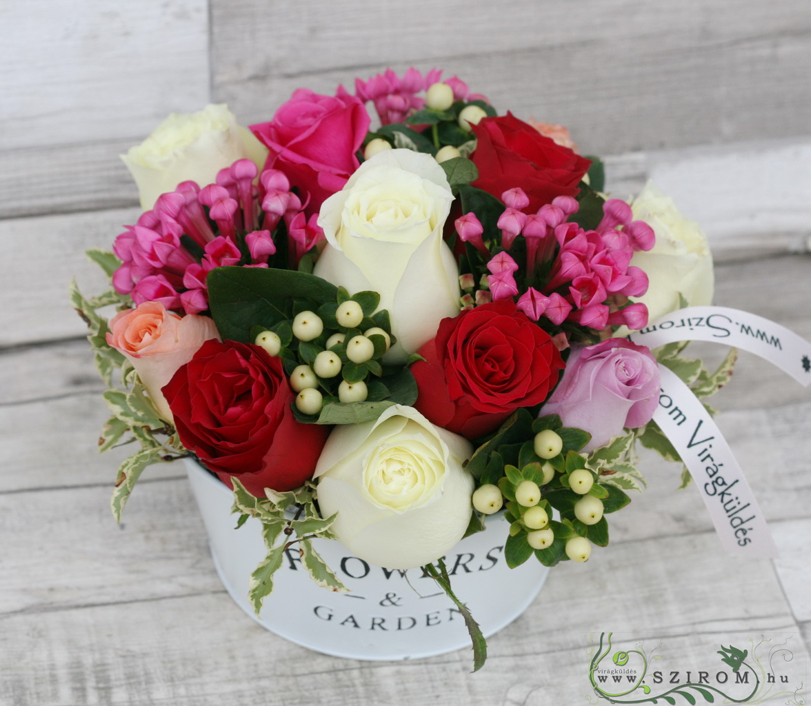 Asztaldísz bouvardiával és rózsával (vörös, rózsaszín, fehér), esküvő
