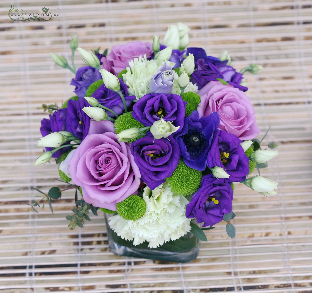 Asztaldísz üvegkockás lila- fehér (rózsa, liziantusz, szegfű), esküvő