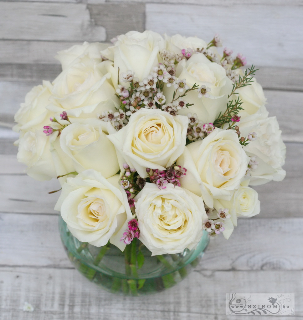 Fehér rózsa viaszvirággal üveggömbben asztaldísz, esküvő
