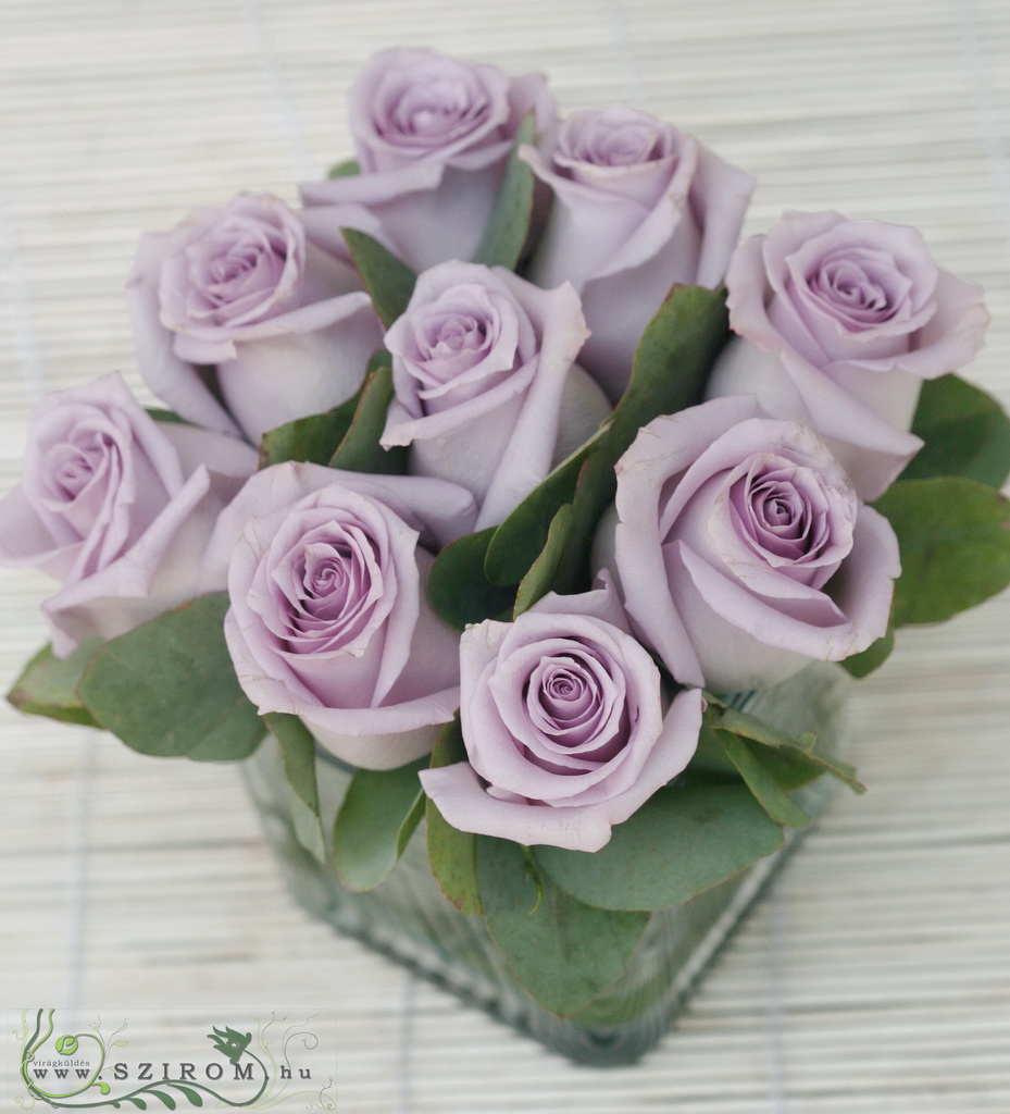 Rózsák üvegkockában asztaldísz (lila), esküvő