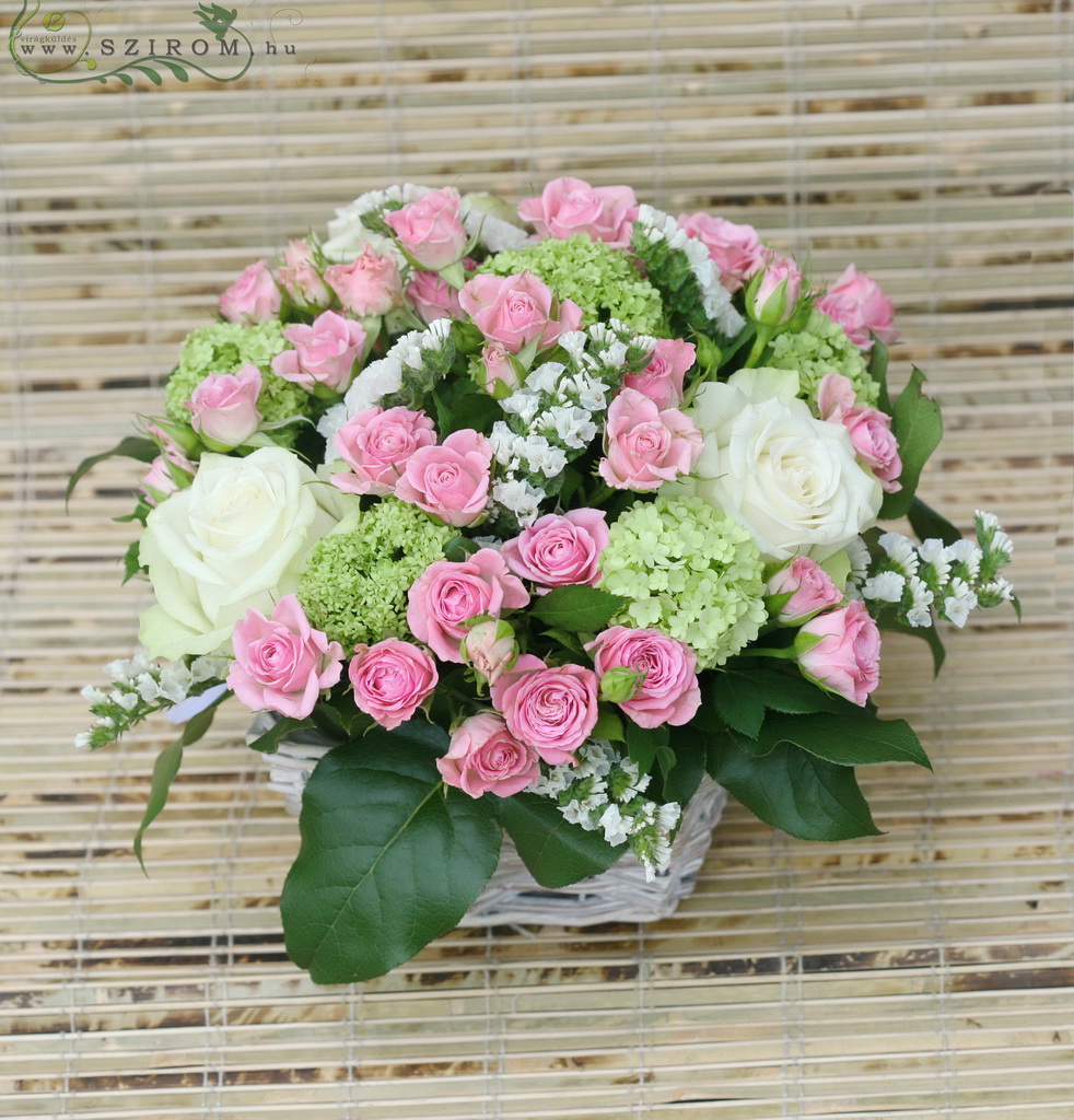 Asztaldísz labdarózsával, rózsával, bokros rózsával (rózsaszín, zöld, fehér), esküvő