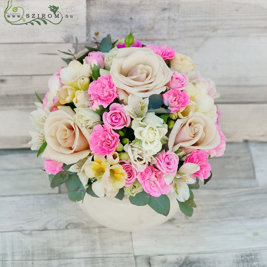 Pasztell gömb asztaldísz (rózsaszín, krém, rózsa, bokros rózsa, szegfű, frézia), esküvő