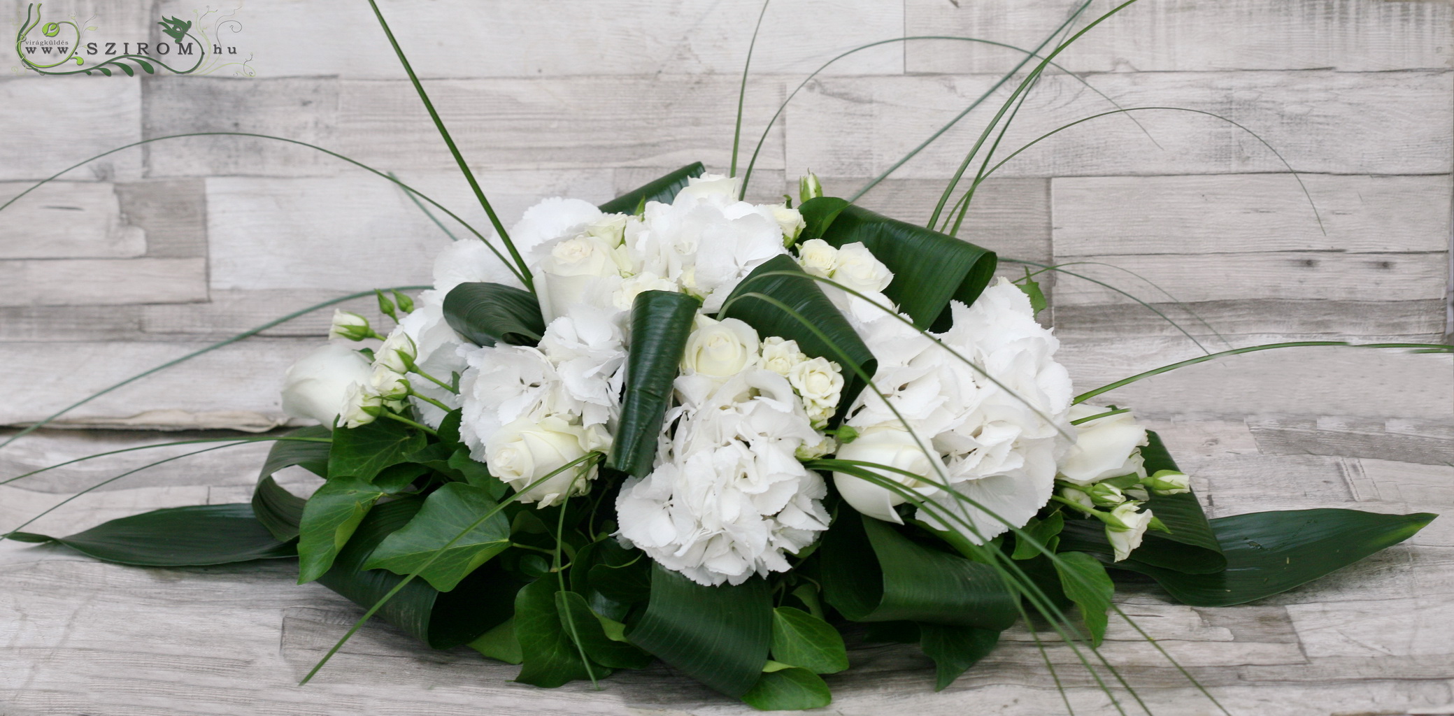 Főasztaldísz hortenziából, rózsából (fehér), esküvő