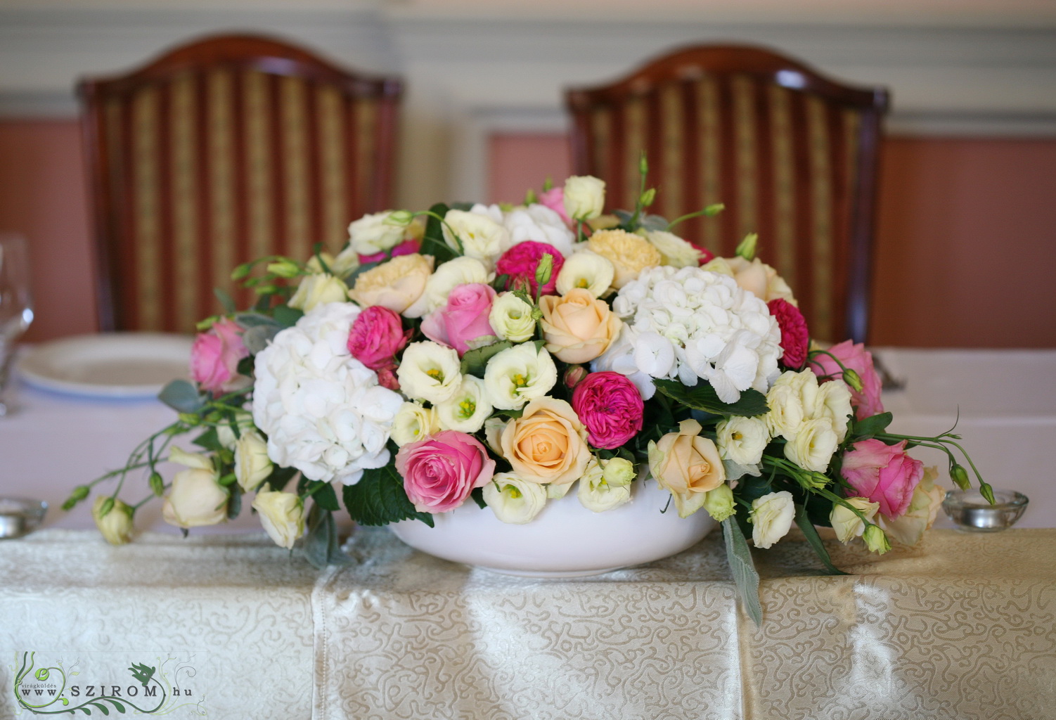 Főasztaldísz rózsával, liziantusszal, Podmaniczky Kastély (rózsa, angol rózsa, hortenzia, liziantusz, barack, fehér, rózsaszín), esküvő