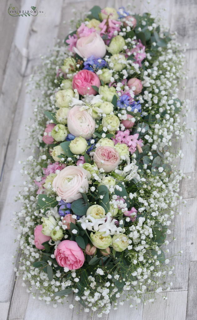 Főasztaldísz pasztell virágokkal, rezgővel, Gundel (fehér, kék, rózsaszín, rózsa, angol rózsa, boglárka, jácint, rezgő), esküvő