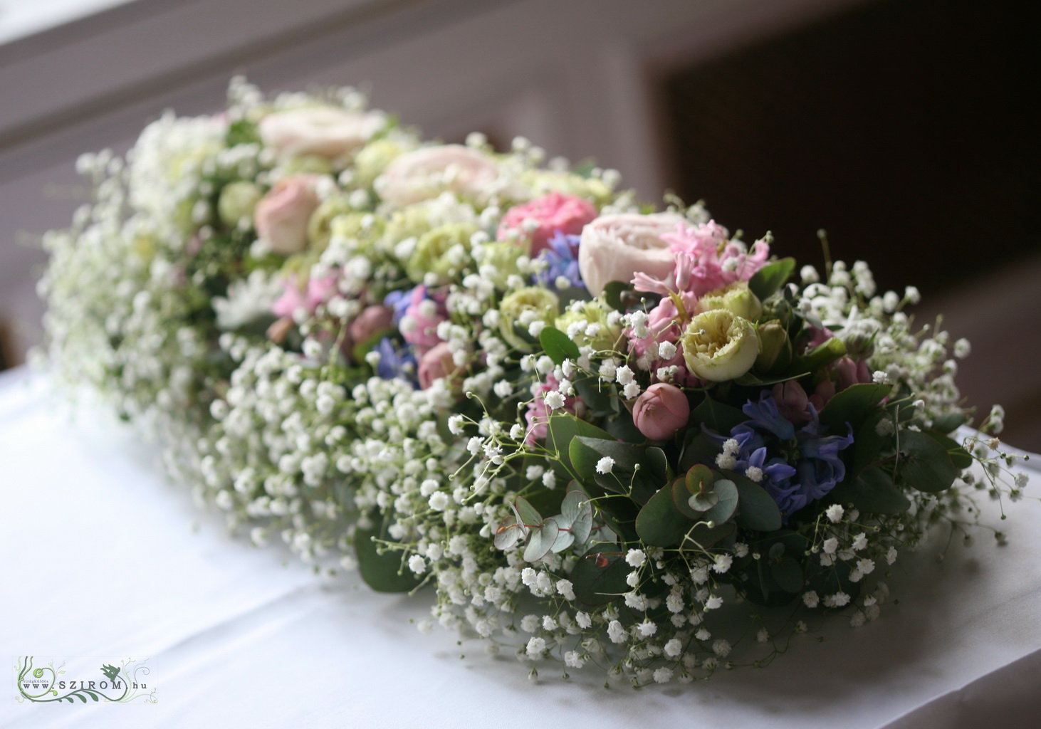Főasztaldísz pasztell virágokkal, rezgővel, Gundel (fehér, kék, rózsaszín, rózsa, angol rózsa, boglárka, jácint, rezgő), esküvő