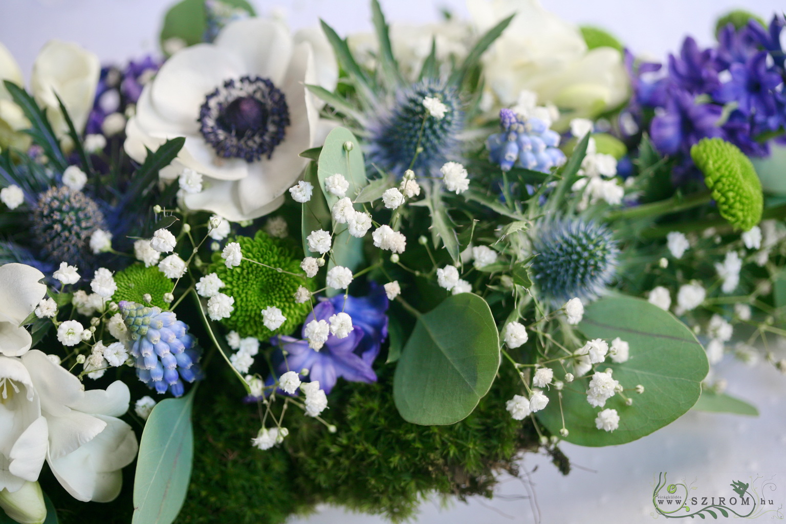 Főasztaldísz tavaszi virágokkal, mohával, Mezzo Music (jácint, szellőrózsa, iringó, vadvirágok, frézia, fehér, kék), esküvő
