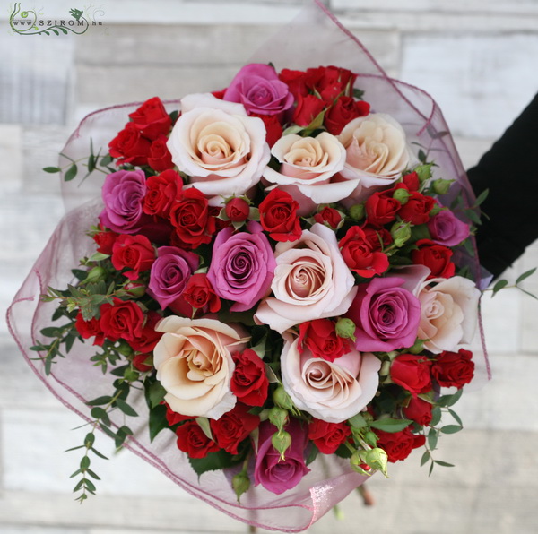 Virágküldés Budapest - Vörös bokros rózsák pasztell rózsákkal (25 szál)