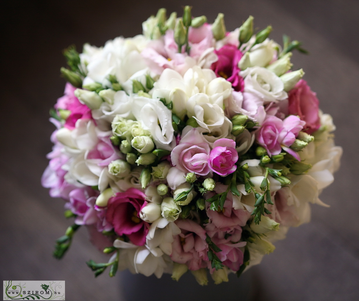 Menyasszonyi csokor rózsaszín fréziával (liziantusz, fehér, rózsaszín)