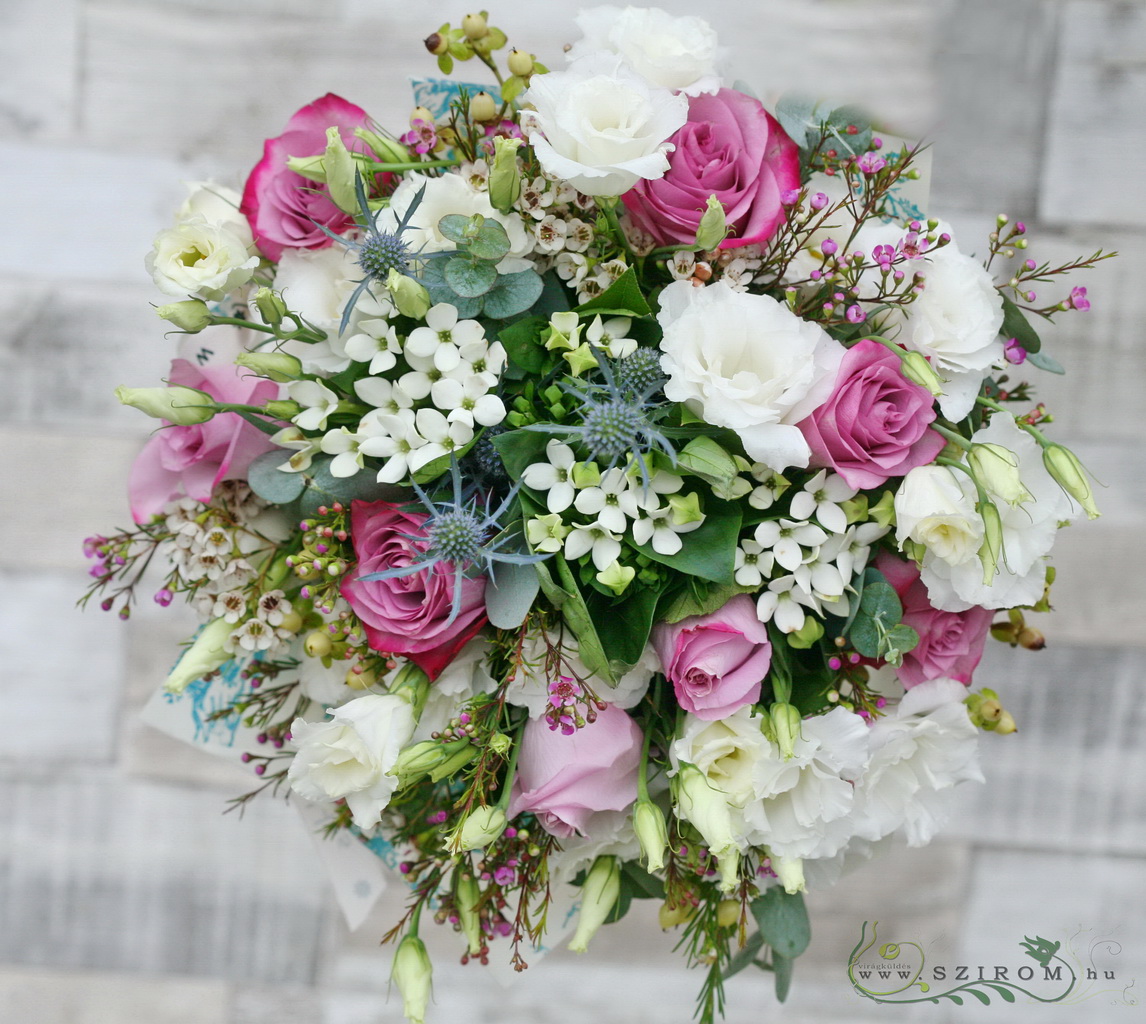 Menyasszonyi csokor lila, mezei stílus, zöldekkel (rózsa, liziantusz, bouvardia, wax, eryngium, fehér, rózsaszín)