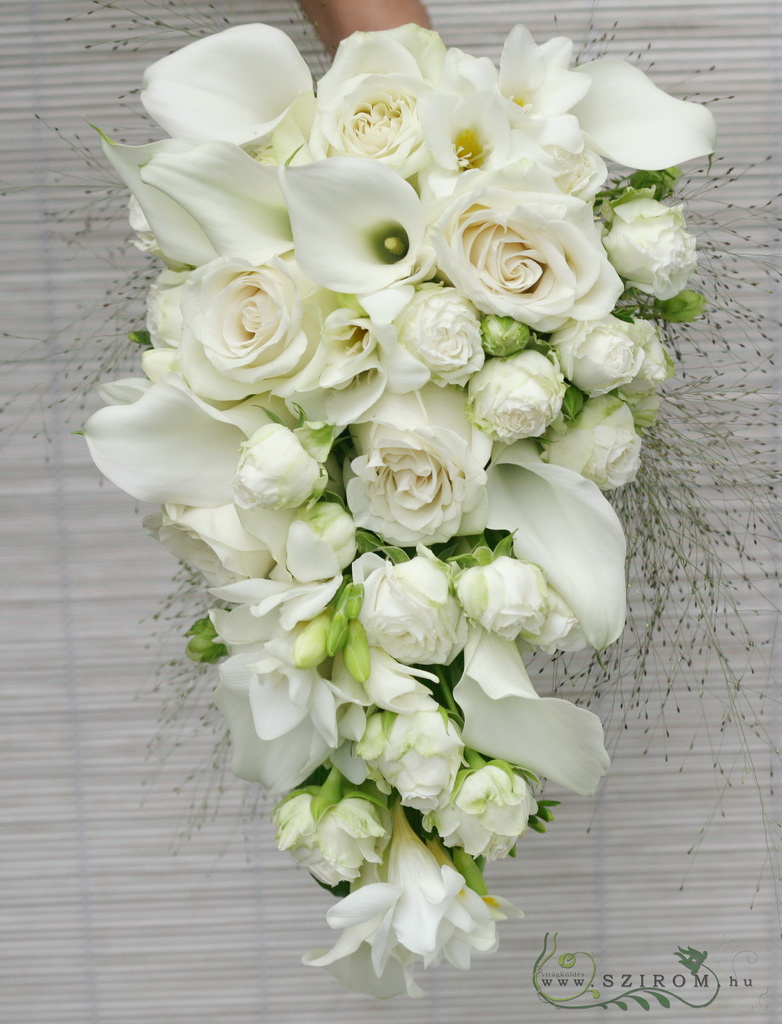 Csepp menyasszonyi csokor kálával, fréziával, angol rózsával (fehér)