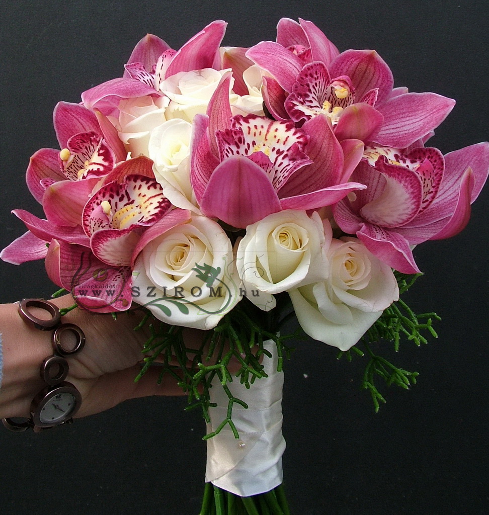 Menyasszonyi csokor rózsaszín orchideával, fehér rózsával