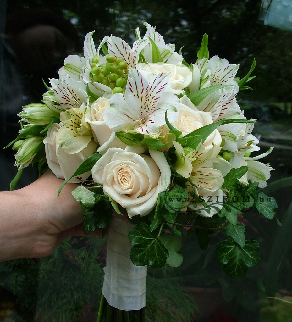 Menyasszonyi csokor alstromériával, rózsával (fehér, krém)