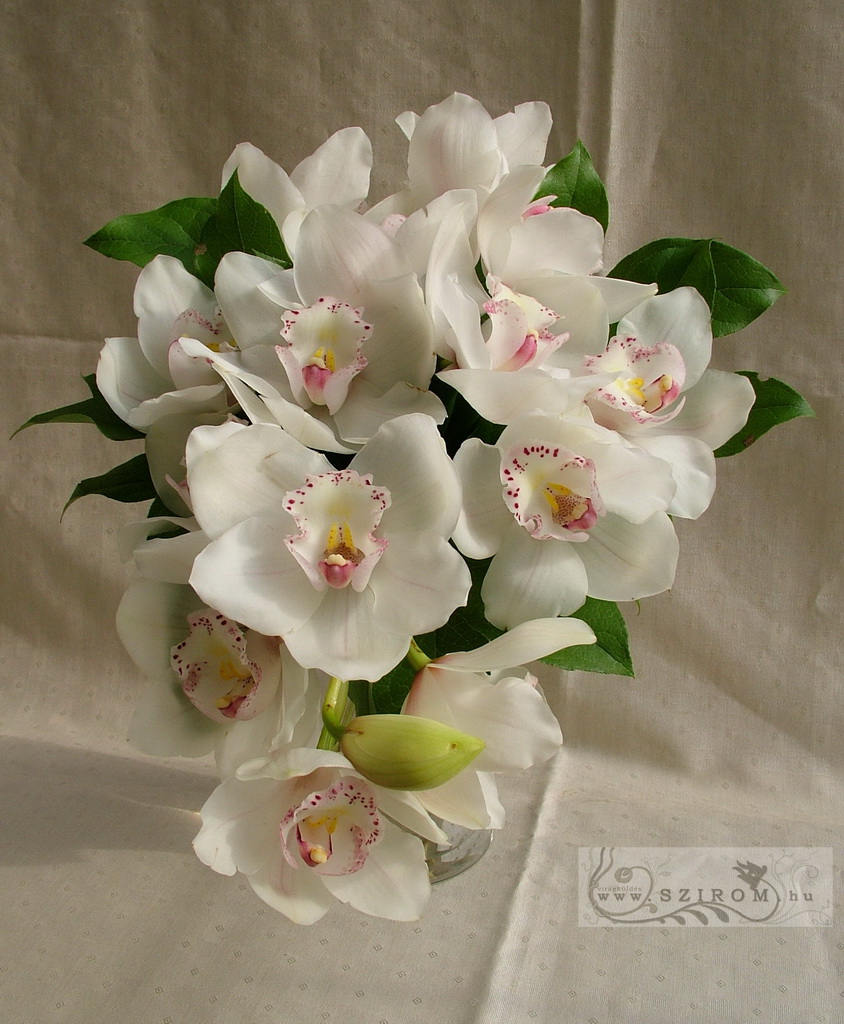 Menyasszonyi csokor csepp alak, orchideával (fehér)