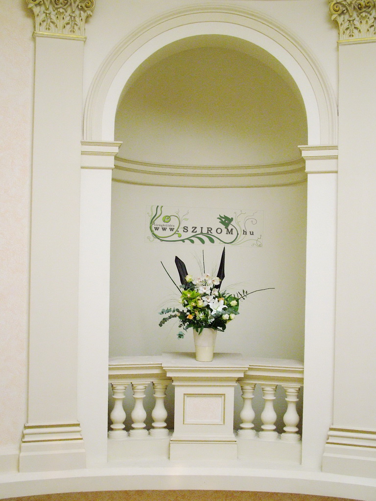 Virág díszítés szoborfülkében (fehér, zöld), Ybl palota, esküvő