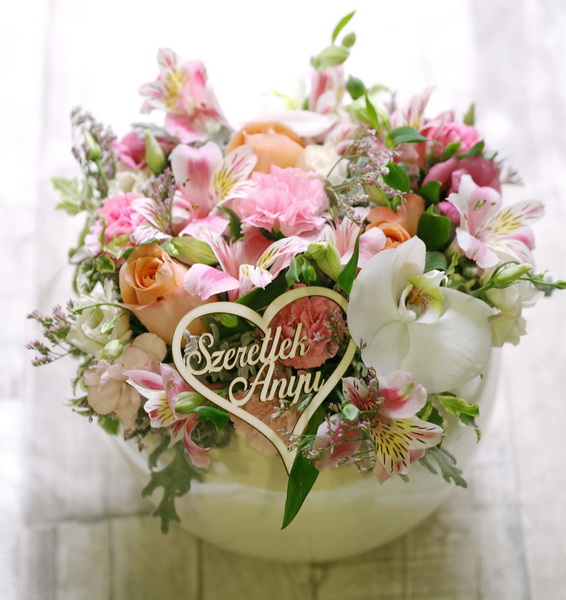 flower delivery Budapest - Mother's day flower sphere in ceramic pot with heart (16 stems)