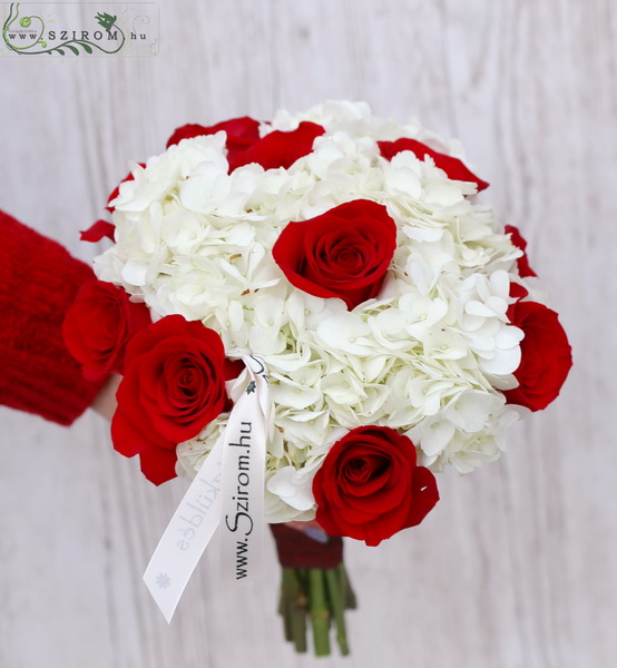 Blumenlieferung nach Budapest - Rote Rosen mit weißen Hortensien (12 Stiele)