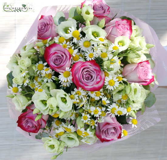flower delivery Budapest - Round bouquet of purple roses, chamomiles, lisianthusses (20 stems)
