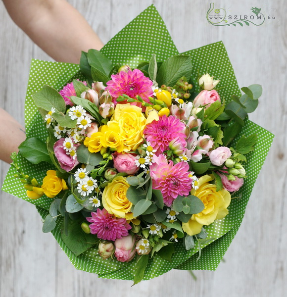 flower delivery Budapest - Round bouquet with dahlias (19 stems)
