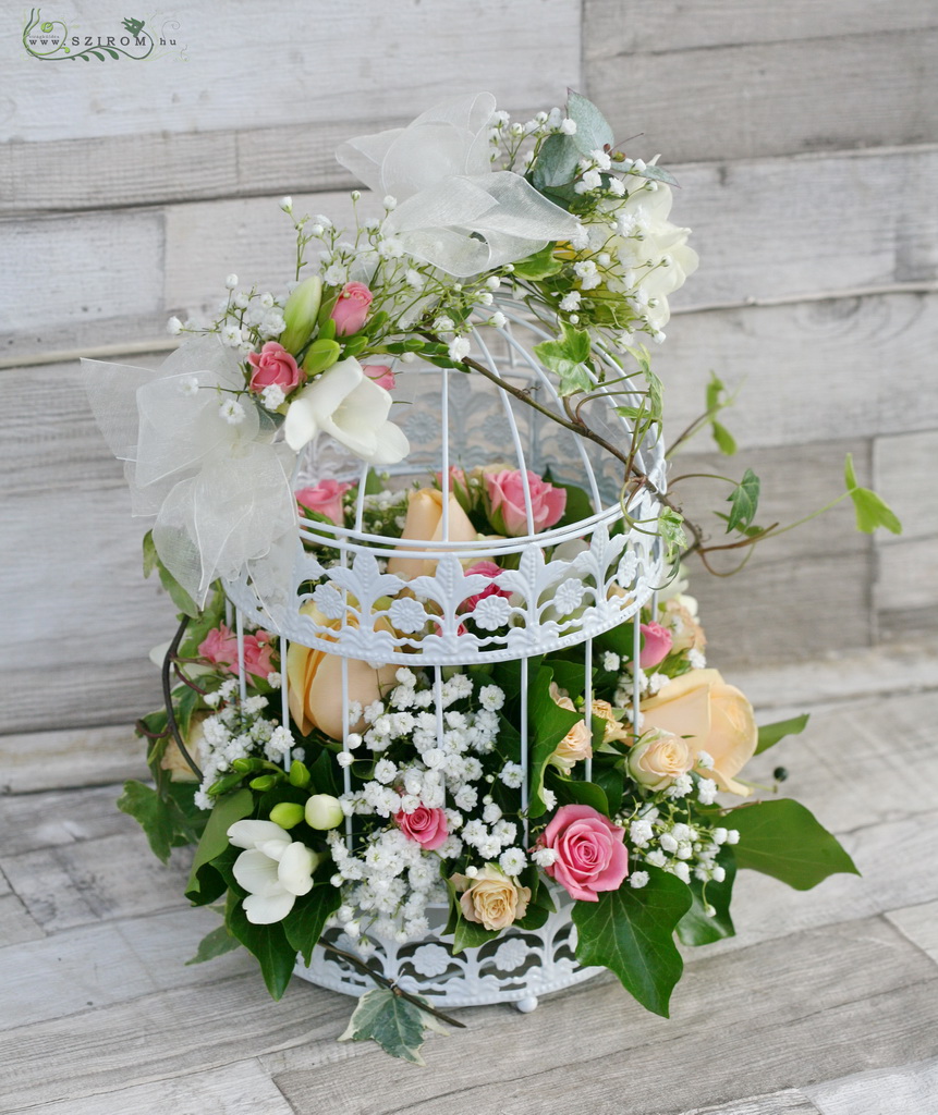 Esküvői asztaldísz kalitka pasztell virágokkal (rózsaszín, barack, rózsa, rezgő, frézia)