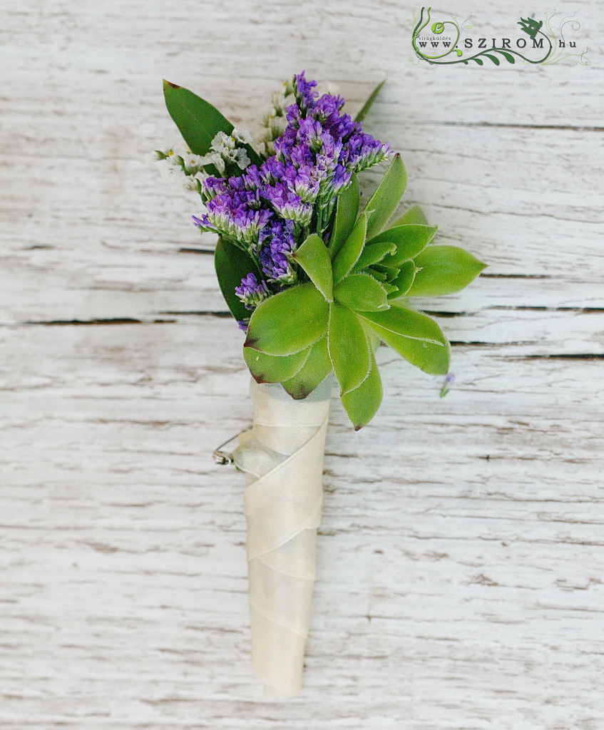 Vőlegény kitűző sóvirággal, kövirózsával (lila, zöld, fehér)