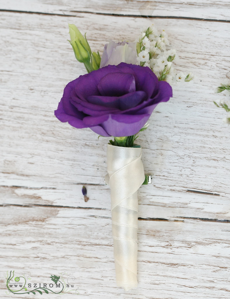 Vőlegény kitűző liziantusszal, sóvirággal (lila,fehér)