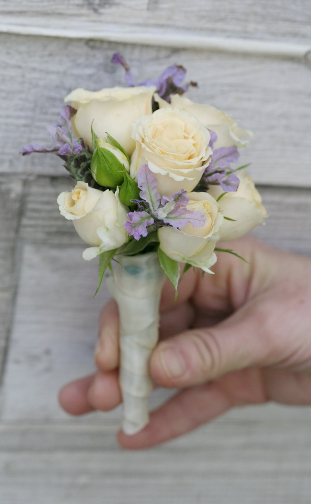 Vőlegény kitűző (bokros rózsa, levendula, lila, barack) 