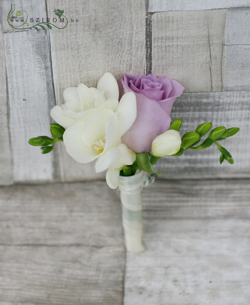 Vőlegény kitűző rózsával, fréziával (fehér, lila)