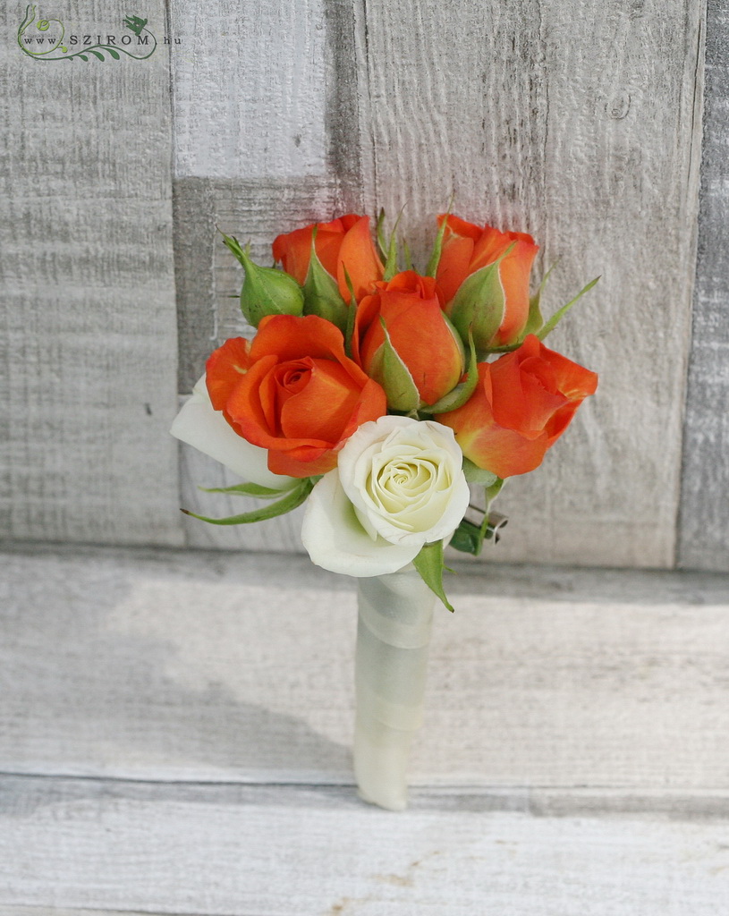 Vőlegény kitűző bokros rózsával (narancssárga, fehér)