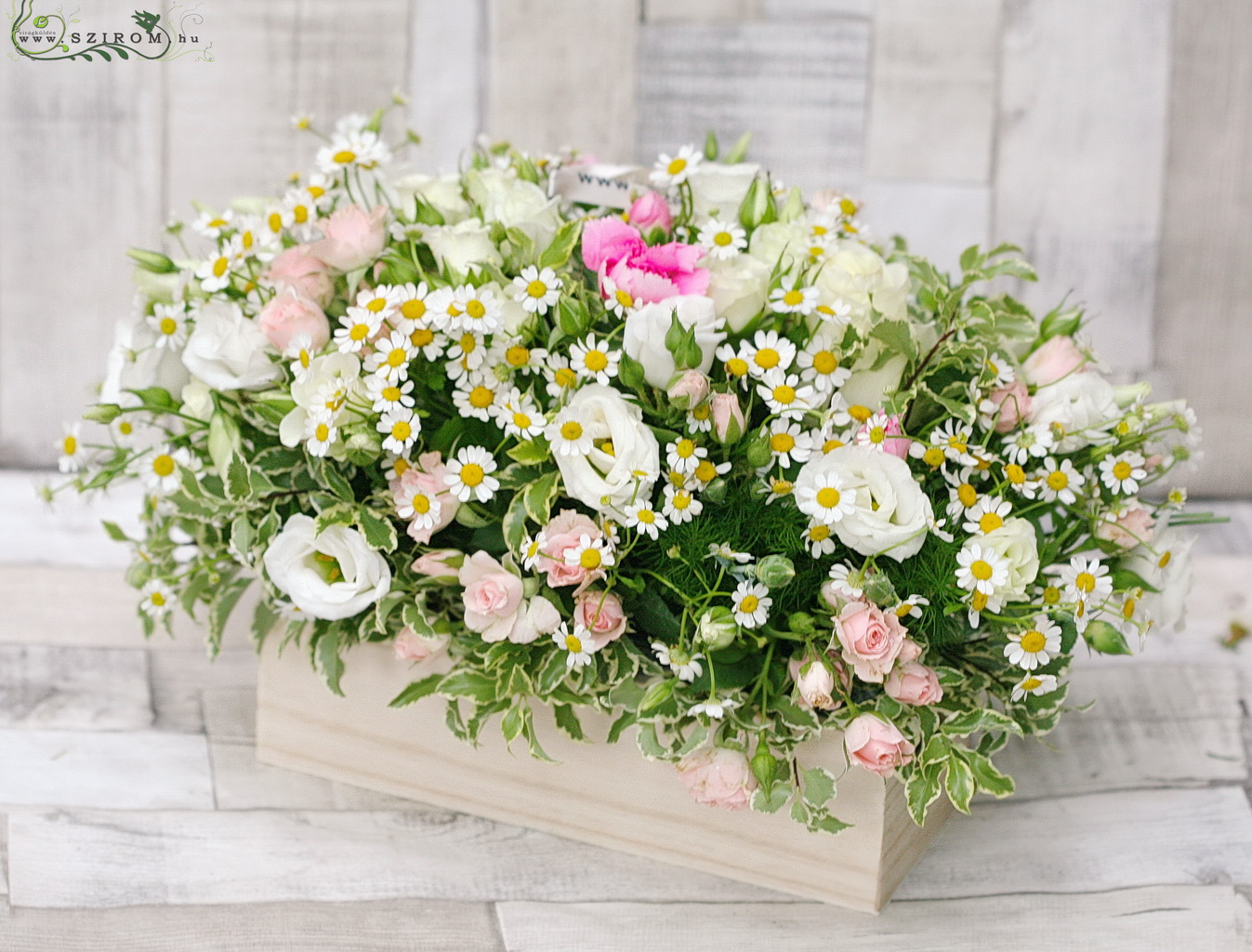 Asztaldísz apró virágokkal (liziantusz, bokros rózsa, kamilla, fehér, rózsaszín), esküvő