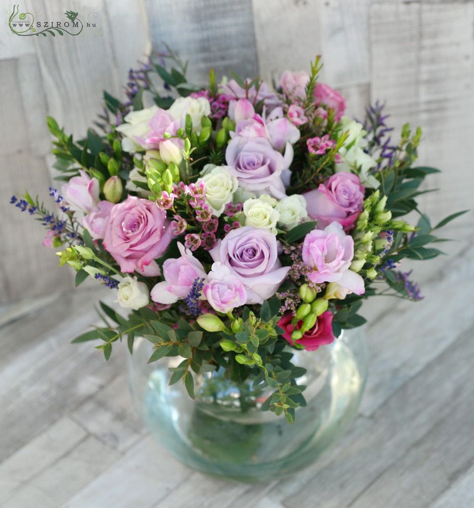 Nagy üveggömb asztaldísz (rózsa, bokros rózsa, frézia, mezei virágok, lila), esküvő