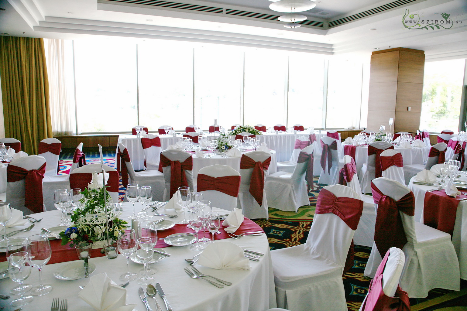 Asztaldísz kalitkában (szarkaláb, inkaliliom, bokros rózsa, borostyán) Marriott Hotel Budapest, esküvő