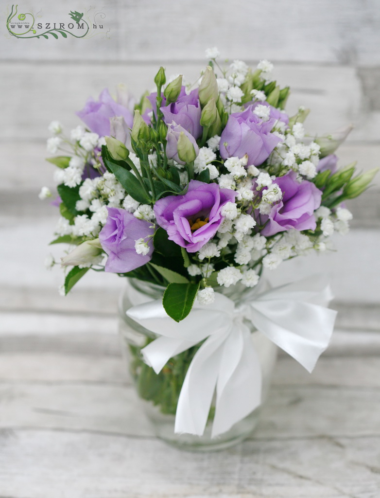 Kis csokor vázában (lila liziantusz, rezgő), esküvő